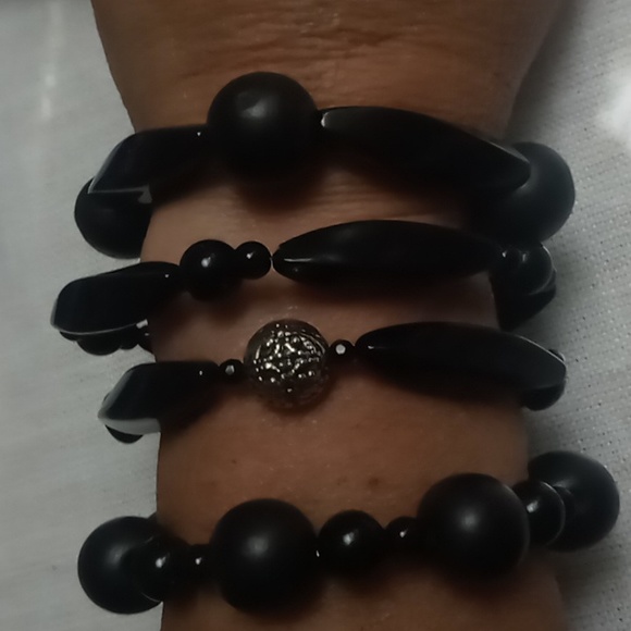 4 black on black expandable bracelets - Picture 3 of 8